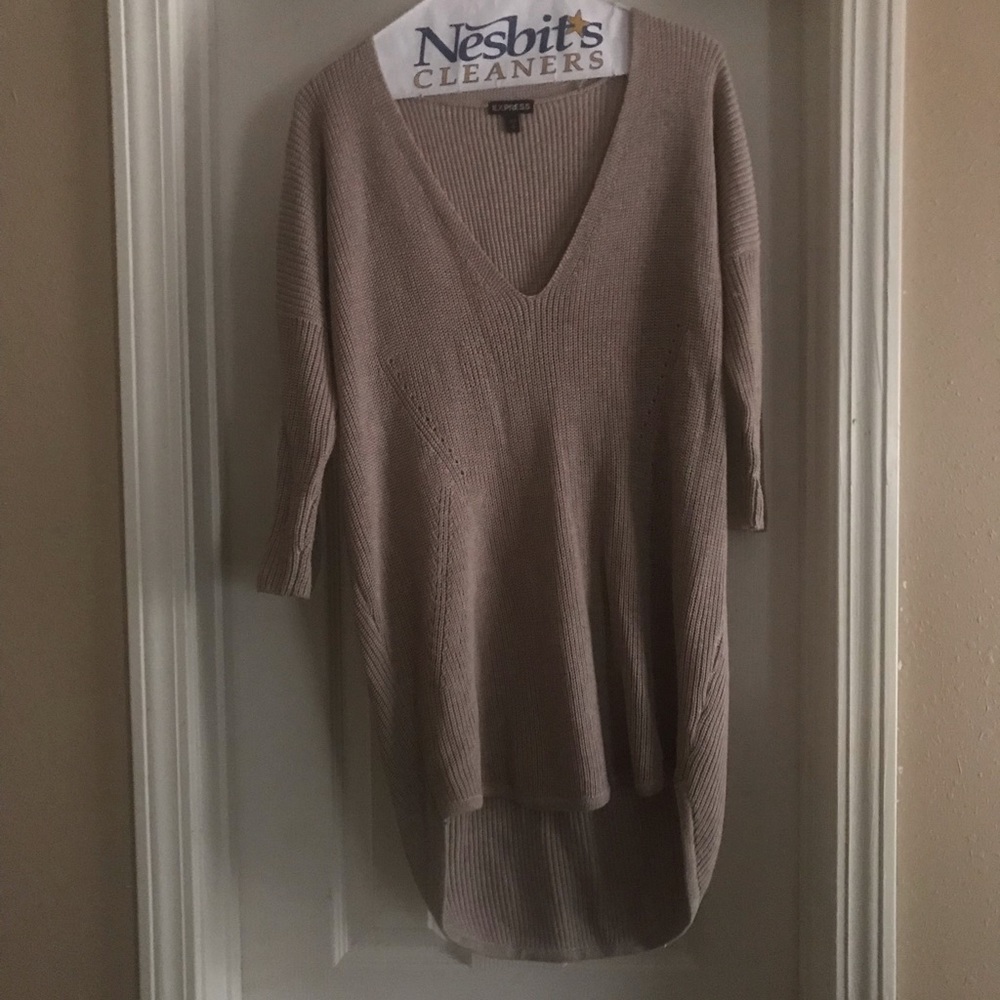 Quarter sleeve sweater
